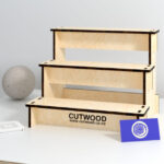 Exhibidor Escalonado de Arte Láser - Mostrador Personalizado con Diseño Único