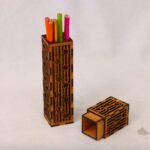 Portalápices de madera cortado con láser de 3 mm - Diseño único y elegante para estudiantes y profesionales.