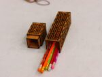 Portalápices de madera cortado con láser de 3 mm - Diseño único y elegante para estudiantes y profesionales. - Imagen 4
