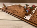 Juego de carreras de caballos SVG para corte láser - Dados y barra de madera artesanal Glowforge - Imagen 7