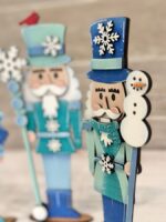 Cascanueces de Invierno SVG para Glowforge - Diseño de Bandeja Escalonada con Muñeco de Nieve - Imagen 4