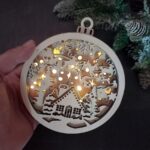 Adorno de Navidad Multicapa en SVG para Corte Láser: Reno, Santa y Pueblo de Invierno - Imagen 2