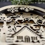 Adorno de Navidad Multicapa en SVG para Corte Láser: Reno, Santa y Pueblo de Invierno - Imagen 4