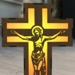 Portavelas Jesús en Lámpara Cruzada - Archivo de Corte Láser SVG DXF AI para Luz Nocturna - Imagen 2