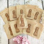 Centro de Mesa Angel de Mi Guarda en Madera con Silueta de Luna y Estrellas - 15x15 cm - Imagen 4