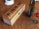 Caja de regalo de madera para botella de vino con diseño de piano - Archivo 3D para corte láser, Glowforge, SVG, DXF - Imagen 2