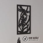 Dos siluetas etéreas flotan entre hojas, danzando en perfecta armonía.