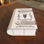 Caja de vino cortada con láser en forma de libro, decoración original para cocina y regalo navideño.
