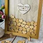 Marco de firmas de madera para boda - Libro de firmas alternativo con corazones - Imagen 3