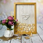 Marco de firmas de madera para boda - Libro de firmas alternativo con corazones - Imagen 2