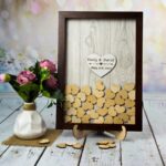 Marco de firmas de madera para boda - Libro de firmas alternativo con corazones - Imagen 5